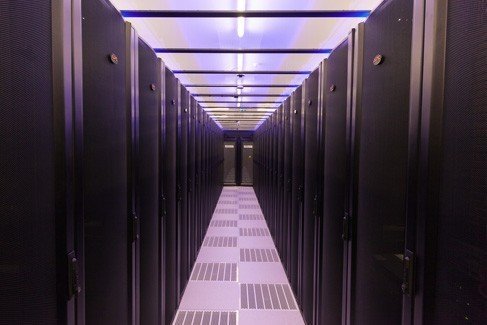 De cold corridor rack opstelling van het datacenter