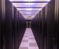 De cold corridor rack opstelling van het datacenter